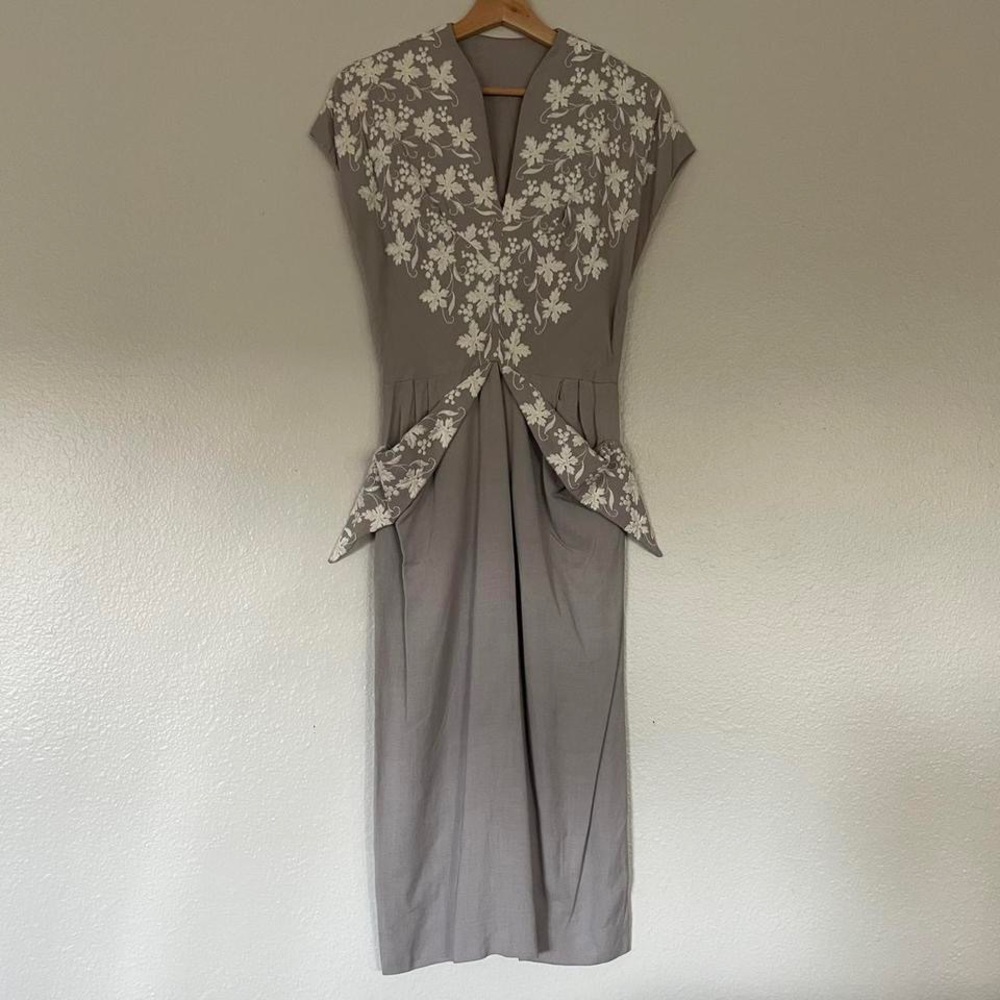 Vintage 1940s Elegant Lilac Floral Dress